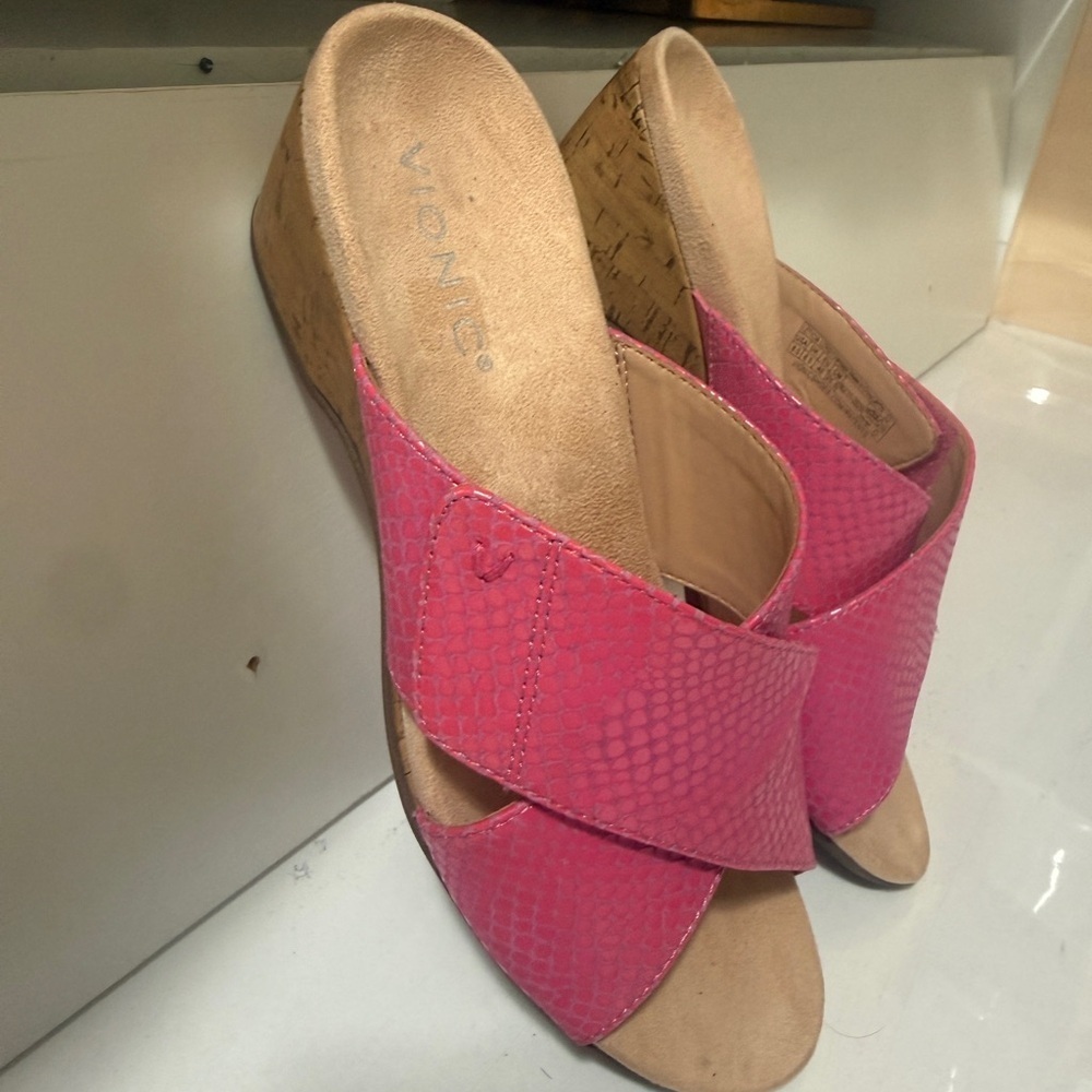 Vionic Women's Fuchsia Textured Mules in excellent conditions - Picture 6 of 16